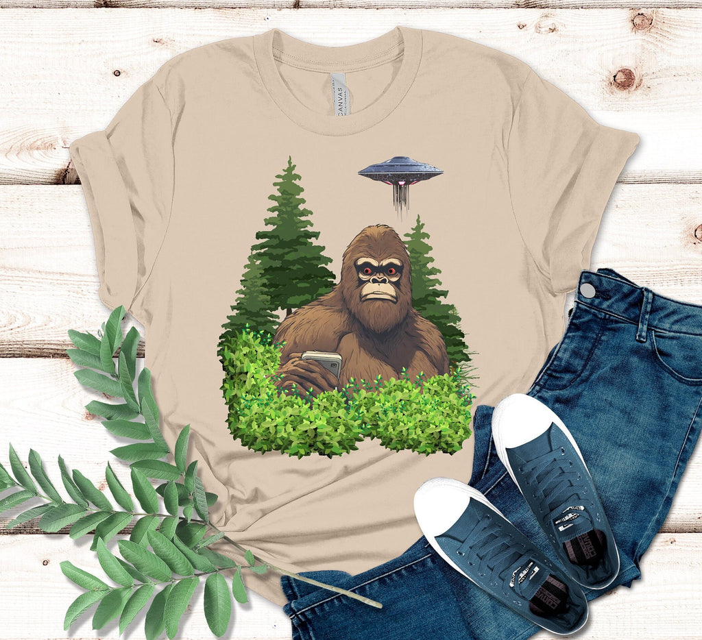 Funny Bigfoot Selfie UFO T-Shirt: Sasquatch Believer Gift